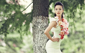 vestido de chica bella asiática, figura delgada, flores
