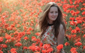 Chica en el campo de flores, amapolas rojas, verano