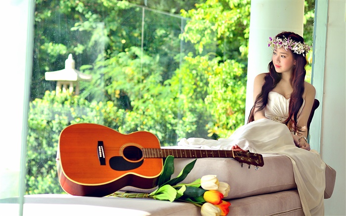 muchacha de la música asiática, vestido de blanco, guitarra, tulipanes Fondos de pantalla, imagen