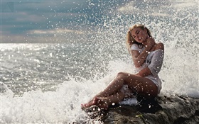 chica rubia, vestido blanco, sentado en las rocas, el mar, las olas, las salpicaduras de agua