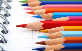 lápices de colores, cuaderno