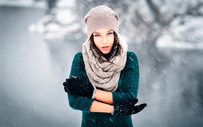 Niña en el frío del invierno, nieve, viento, guantes, sombrero Fondos de pantalla, imagen
