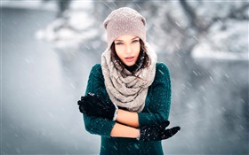 Niña en el frío del invierno, nieve, viento, guantes, sombrero