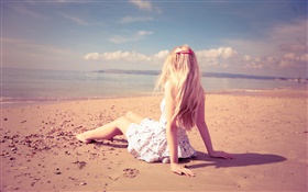 Resto de la muchacha en la playa, sol, verano