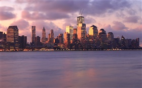 Nueva York, EE.UU., edificios, rascacielos, luces, mar, noche, puesta del sol, nubes