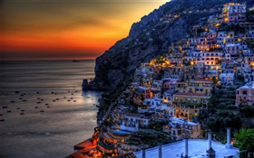 Positano, Italia, hermosa puesta de sol, mar, costa, montañas, casas, luces