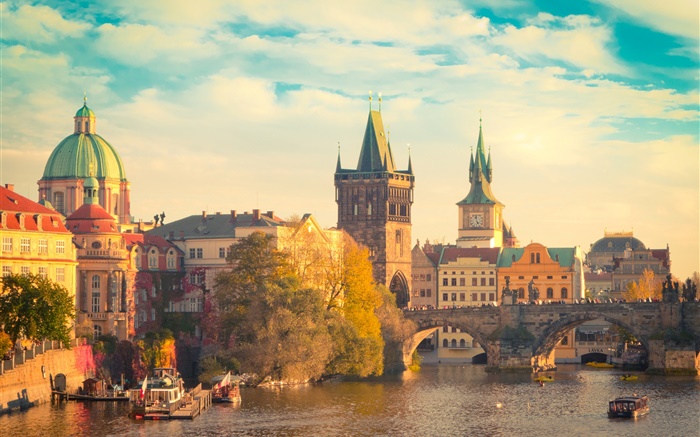 Praga, República Checa, el río Vltava, puente de Charles, barcos, casas Fondos de pantalla, imagen