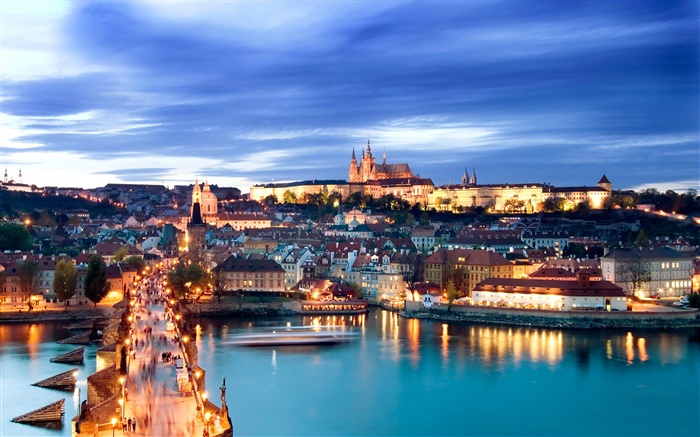 Praga ciudad de noche, las luces, las casas, el puente de Carlos, río, oscuridad, cielo Fondos de pantalla, imagen