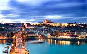 Praga ciudad de noche, las luces, las casas, el puente de Carlos, río, oscuridad, cielo HD fondos de pantalla