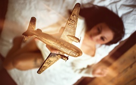 modelo del aeroplano, de oro, chica