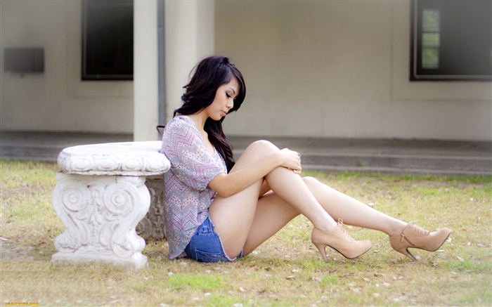 Asia niña sentada en el suelo, las piernas hermosas Fondos de pantalla, imagen