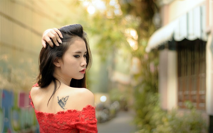 Asia chica, tatuaje, vestido rojo, mirar hacia atrás Fondos de pantalla, imagen