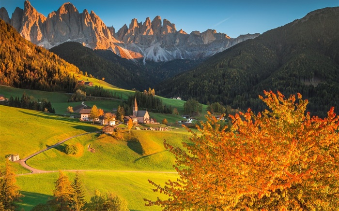 Italia, Dolomitas, las montañas, los bosques, los árboles, las casas, la puesta del sol, otoño Fondos de pantalla, imagen
