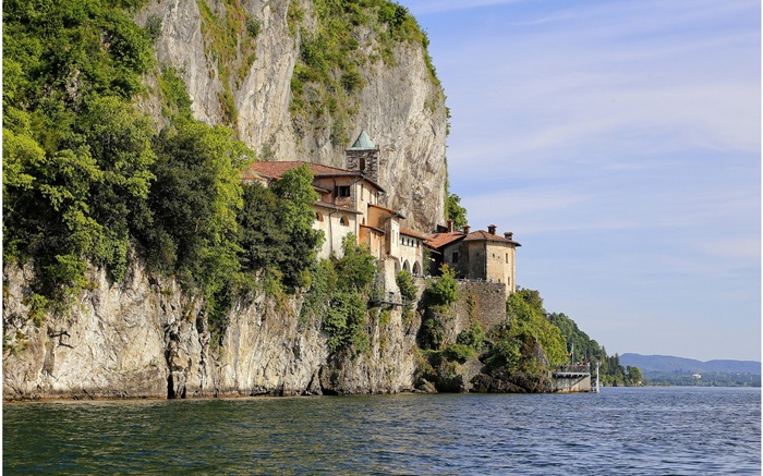 Italia, Lago Mayor, roca, árboles, montañas, casas Fondos de pantalla, imagen