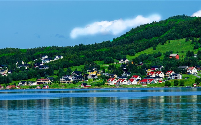 Noruega, bahía, casas, árboles, montañas, cielo azul, nubes Fondos de pantalla, imagen