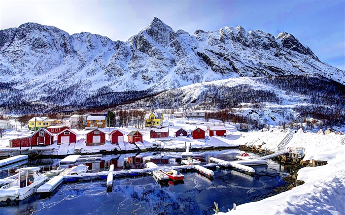 Noruega en invierno, la nieve, la bahía, montañas, casas, barcos Fondos de pantalla, imagen