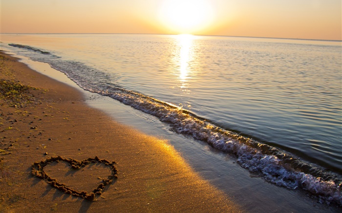 Playa de arena, mar, puesta del sol, el amor en forma de corazón Fondos de pantalla, imagen