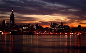 Noche hermosa ciudad, casas, río, luces, puesta del sol, cielo rojo HD fondos de pantalla