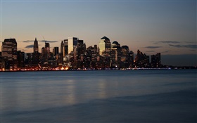 Noche hermosa ciudad, rascacielos, río, luces HD fondos de pantalla