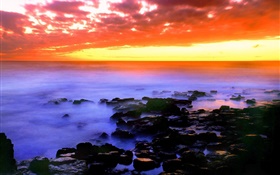 Hermosas rojas cielo, puesta del sol, mar, piedras, Hawai, EE.UU.