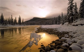 Hermosa puesta de sol en invierno, bosque, nieve, montañas, río HD fondos de pantalla
