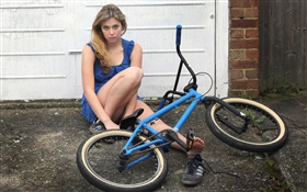 niña de vestido azul, bici HD fondos de pantalla