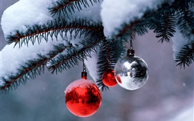 Bolas de la Navidad, árbol, ramas, nieve espesa