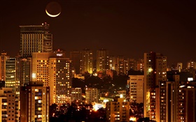 Noche de la ciudad, las casas, las luces, la luna