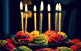 Pastelitos, velas, feliz cumpleaños