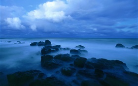 Atardecer, el mar, costa, rocas, nubes, azul estilo HD fondos de pantalla