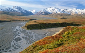 Al este del río Tenedor, montañas, otoño, el Parque Nacional de Denali, Alaska, EE.UU.