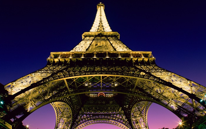 Torre Eiffel, mira hacia arriba, luces, noche, París, Francia Fondos de pantalla, imagen