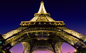 Torre Eiffel, mira hacia arriba, luces, noche, París, Francia