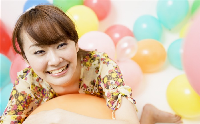 niña feliz de Asia, globos de colores Fondos de pantalla, imagen
