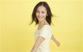 niña feliz de Asia, fondo amarillo HD fondos de pantalla