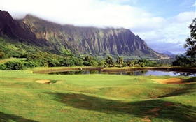 Hawaii, USA, campo de golf, hierba, montañas, árboles, lago, nubes