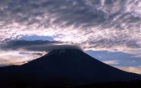 Japón, el monte Fuji, nubes, oscuridad HD fondos de pantalla