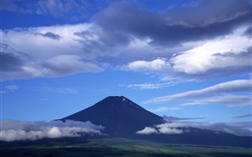 paisaje de la naturaleza de Japón, el monte Fuji, cielo azul, nubes