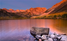 Lago, agua clara, piedras, montañas, oscuridad HD fondos de pantalla