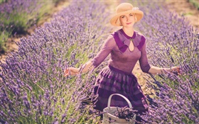 campo de flores de lavanda, chica rubia, sombrero, cesta