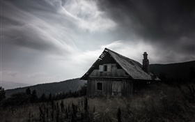 Noche, casa de madera vieja, estilo blanco negro