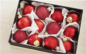 Una caja de bolas de Navidad