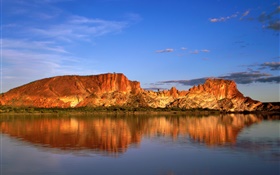 Montañas de la roca, el lago, el agua reflexión, Australia