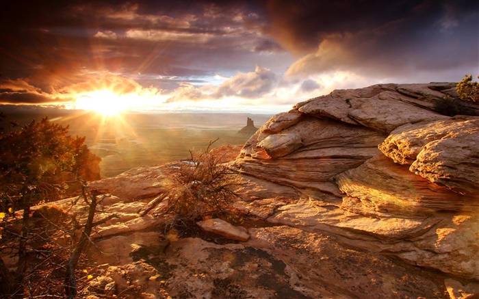Las rocas, montañas, nubes, puesta del sol, los rayos del sol Fondos de pantalla, imagen