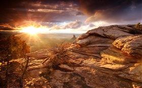 Las rocas, montañas, nubes, puesta del sol, los rayos del sol HD fondos de pantalla