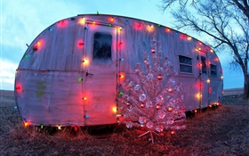 Casa sencilla, luces de vacaciones, árbol de navidad