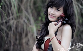 Muchacha de la sonrisa asiática, música, violín
