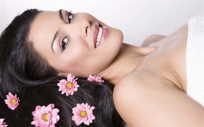 Mujer de la sonrisa, flores de color rosa, pelo, tema SPA Fondos de pantalla, imagen