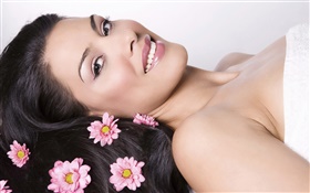 Mujer de la sonrisa, flores de color rosa, pelo, tema SPA HD fondos de pantalla