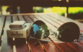 Naturaleza muerta, más ligeros, cigarrillos, gafas de sol